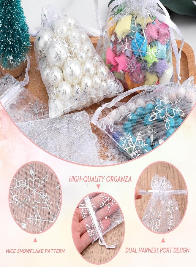 جيجاكرافت أكياس أورجانزا من jijAcraft مقاس 5x7 بوصة لعيد الميلاد - 50 قطعة من أكياس هدايا ندفة الثلج البيضاء برباط، أكياس شبكية شفافة لهدايا حفلات عيد الميلاد، مناسبة لهدايا الشتاء والحلوى والمجوهرات - Image 3